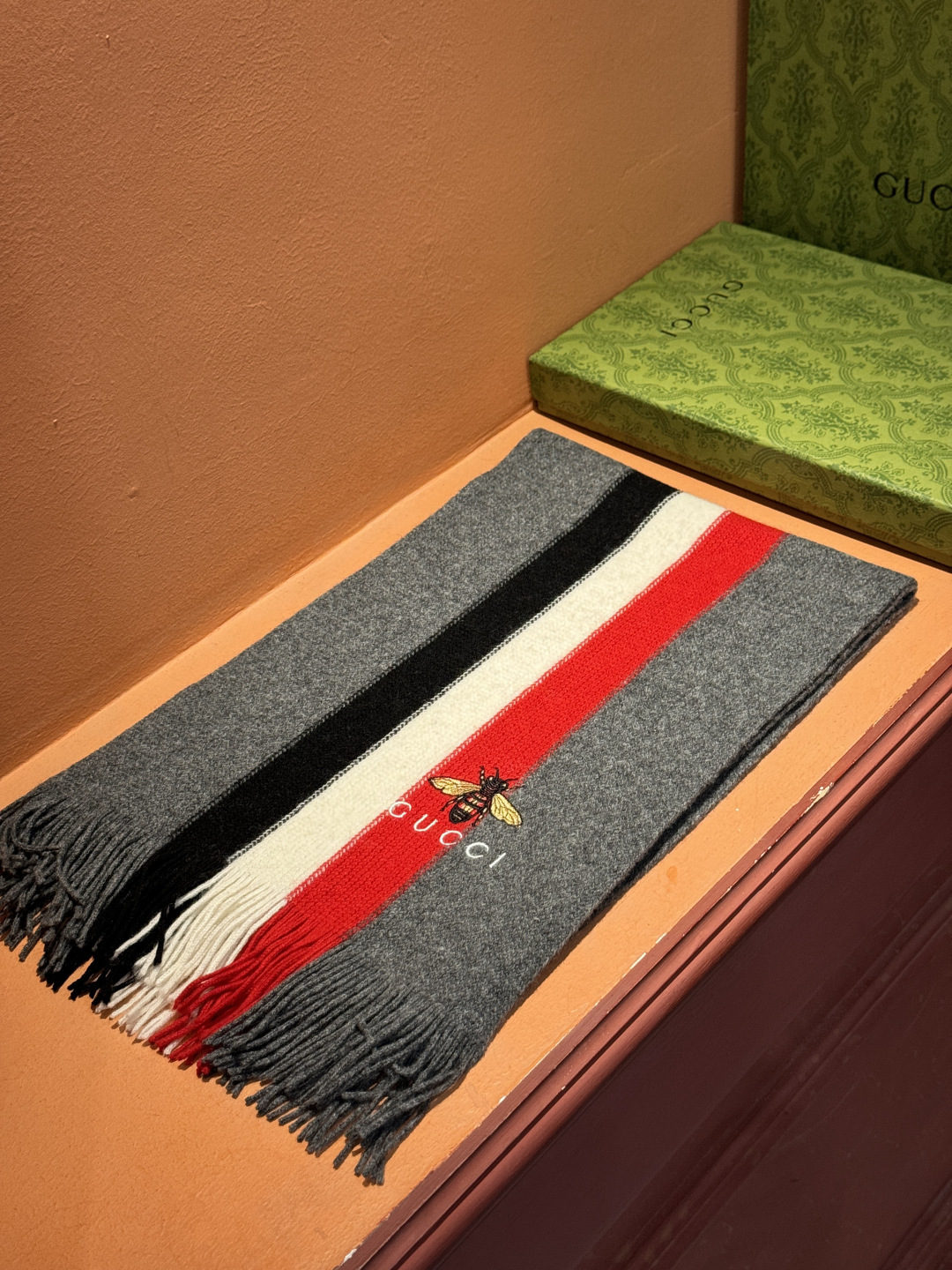 男女同款，百分百纯羊绒 Gucci 高端羊绒针织围巾！】可正式，可随意，非常Classical的设计。这