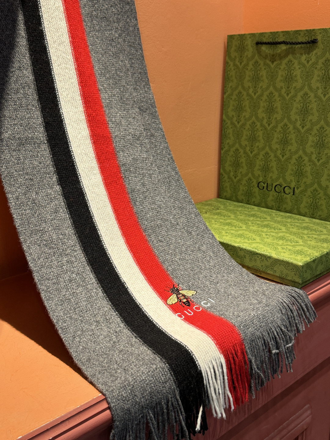 男女同款，百分百纯羊绒 Gucci 高端羊绒针织围巾！】可正式，可随意，非常Classical的设计。这