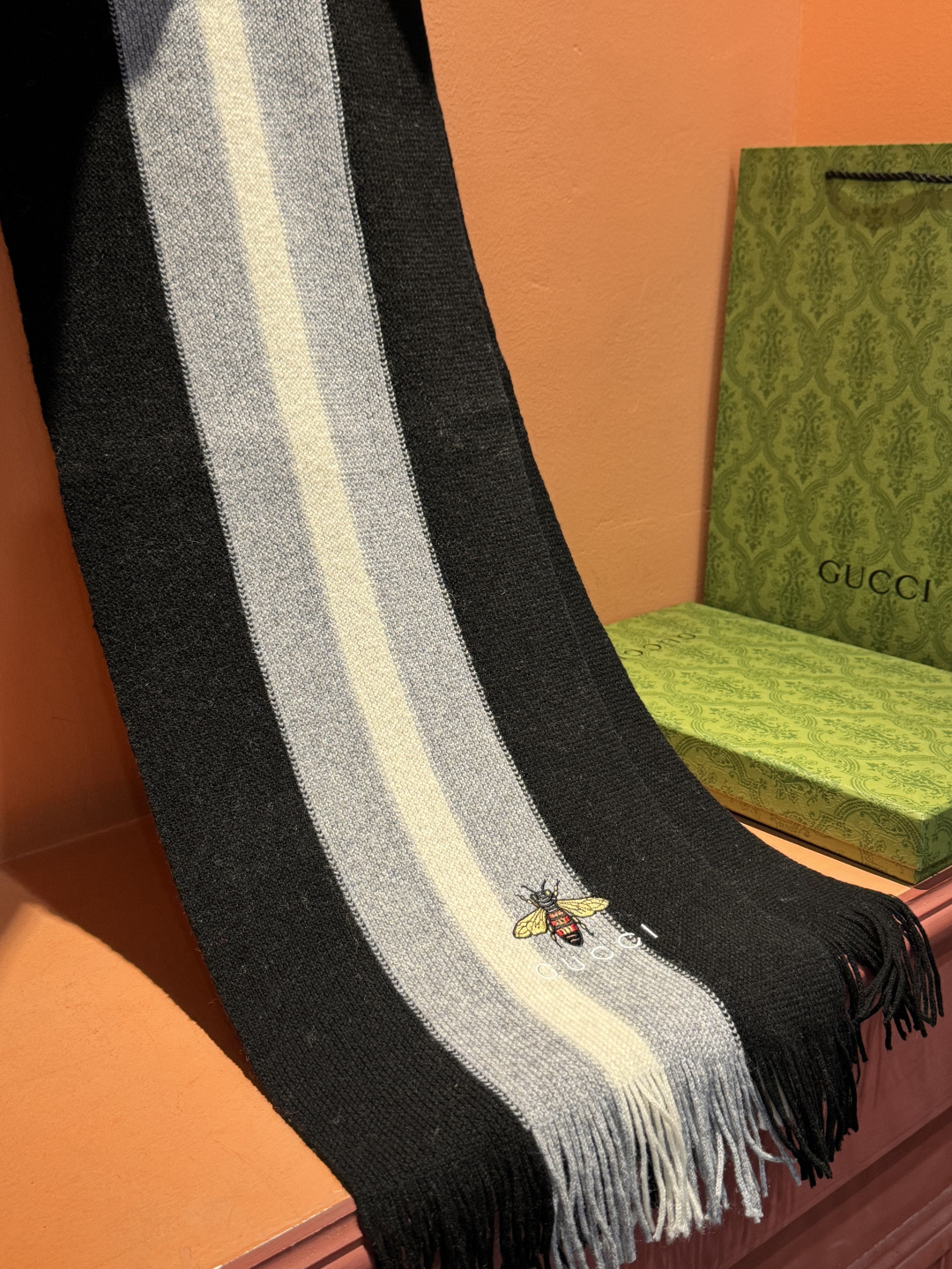 男女同款，百分百纯羊绒 Gucci 高端羊绒针织围巾！】可正式，可随意，非常Classical的设计。这