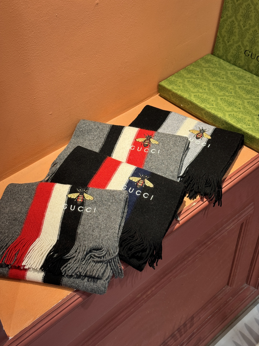 男女同款，百分百纯羊绒 Gucci 高端羊绒针织围巾！】可正式，可随意，非常Classical的设计。这