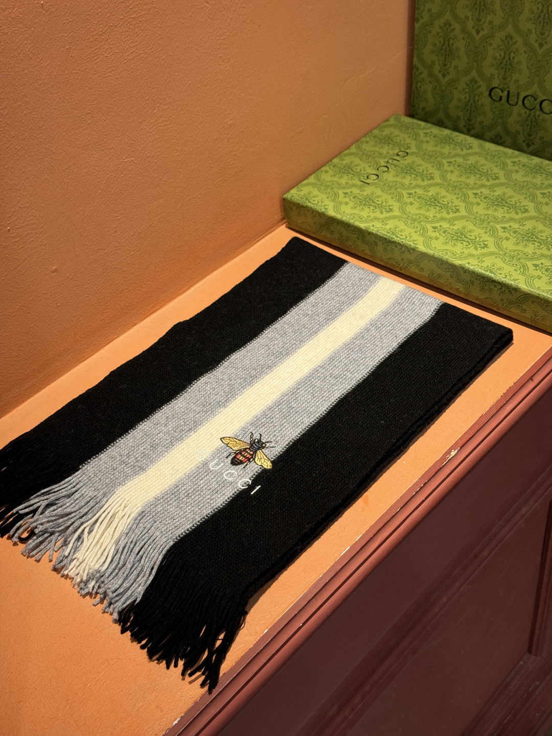 男女同款，百分百纯羊绒 Gucci 高端羊绒针织围巾！】可正式，可随意，非常Classical的设计。这