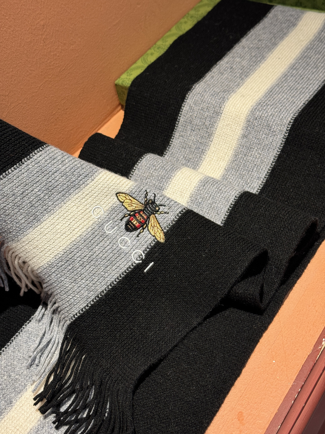 男女同款，百分百纯羊绒 Gucci 高端羊绒针织围巾！】可正式，可随意，非常Classical的设计。这