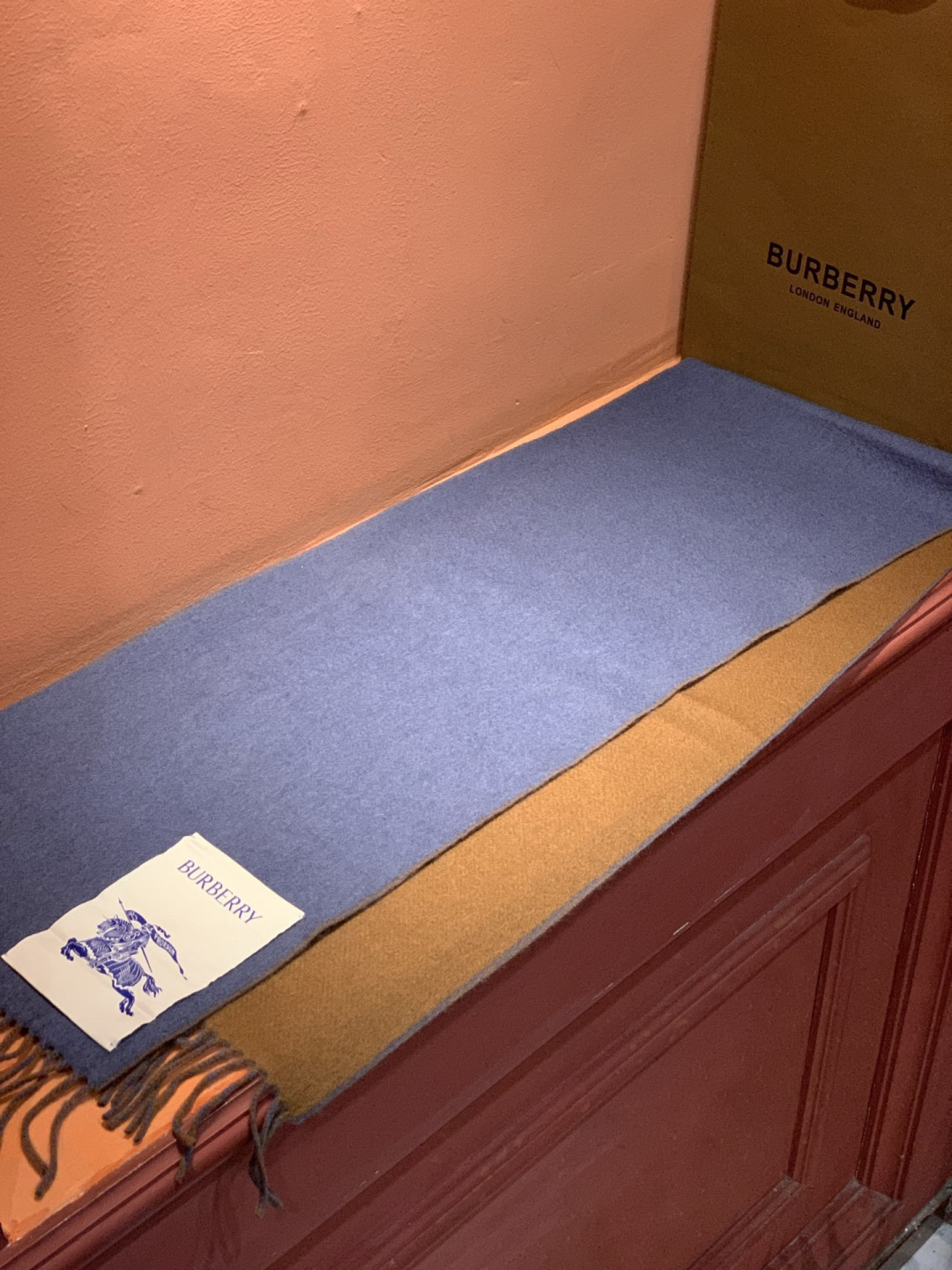 ✨✨太美了😍巴宝莉 情侣款 美到要尖叫😱专柜最新款🎊英伦欧美范儿 又是一款即时尚又实用的大围巾&长巾，🎆