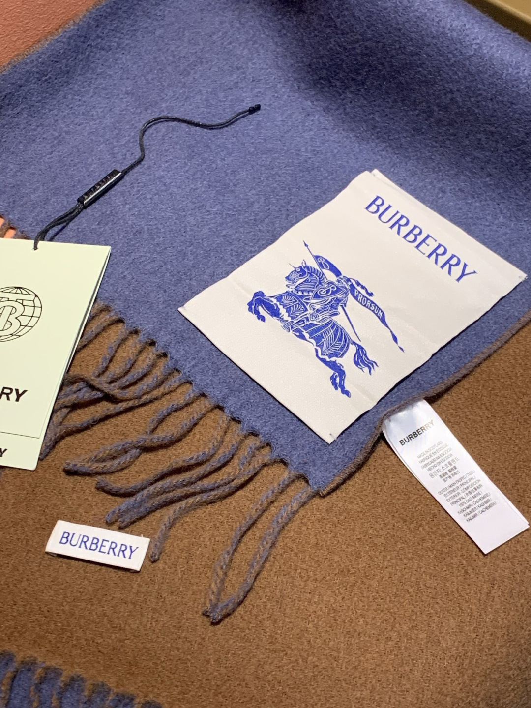 ✨✨太美了😍巴宝莉 情侣款 美到要尖叫😱专柜最新款🎊英伦欧美范儿 又是一款即时尚又实用的大围巾&长巾，🎆