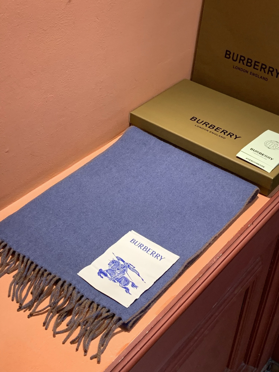 ✨✨太美了😍巴宝莉 情侣款 美到要尖叫😱专柜最新款🎊英伦欧美范儿 又是一款即时尚又实用的大围巾&长巾，🎆