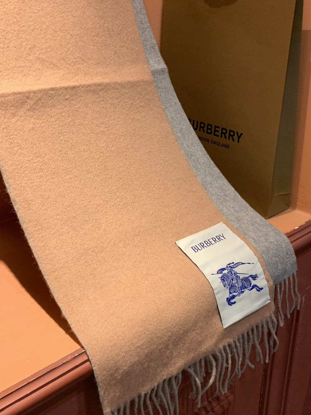 ✨✨太美了😍巴宝莉 情侣款 美到要尖叫😱专柜最新款🎊英伦欧美范儿 又是一款即时尚又实用的大围巾&长巾，🎆