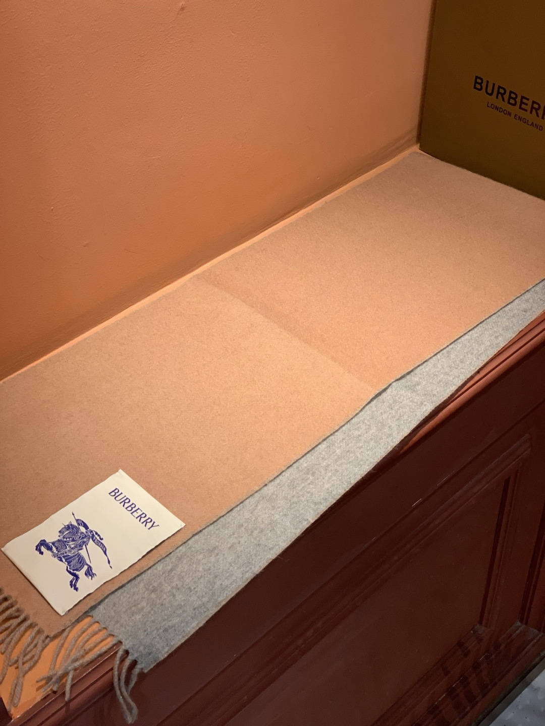 ✨✨太美了😍巴宝莉 情侣款 美到要尖叫😱专柜最新款🎊英伦欧美范儿 又是一款即时尚又实用的大围巾&长巾，🎆