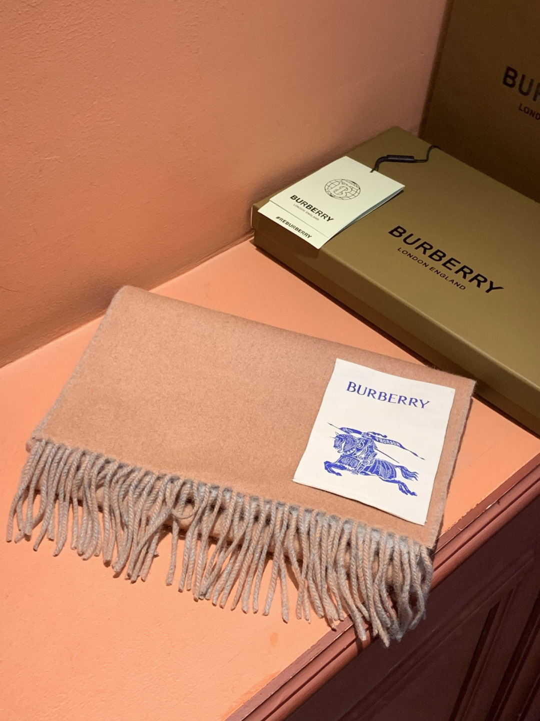 ✨✨太美了😍巴宝莉 情侣款 美到要尖叫😱专柜最新款🎊英伦欧美范儿 又是一款即时尚又实用的大围巾&长巾，🎆