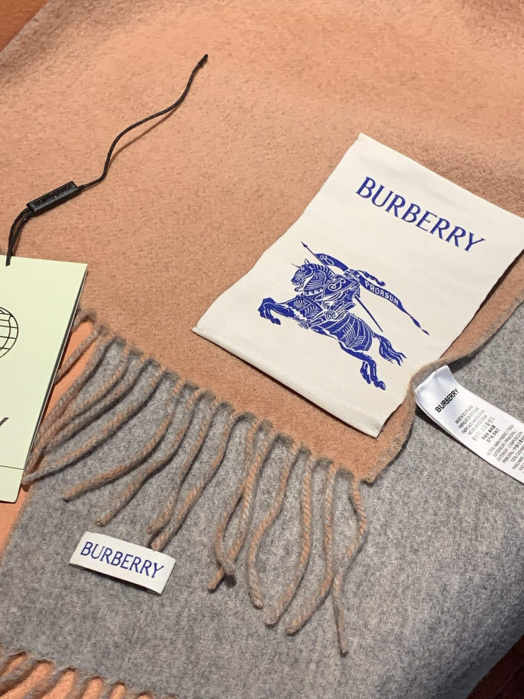 ✨✨太美了😍巴宝莉 情侣款 美到要尖叫😱专柜最新款🎊英伦欧美范儿 又是一款即时尚又实用的大围巾&长巾，🎆