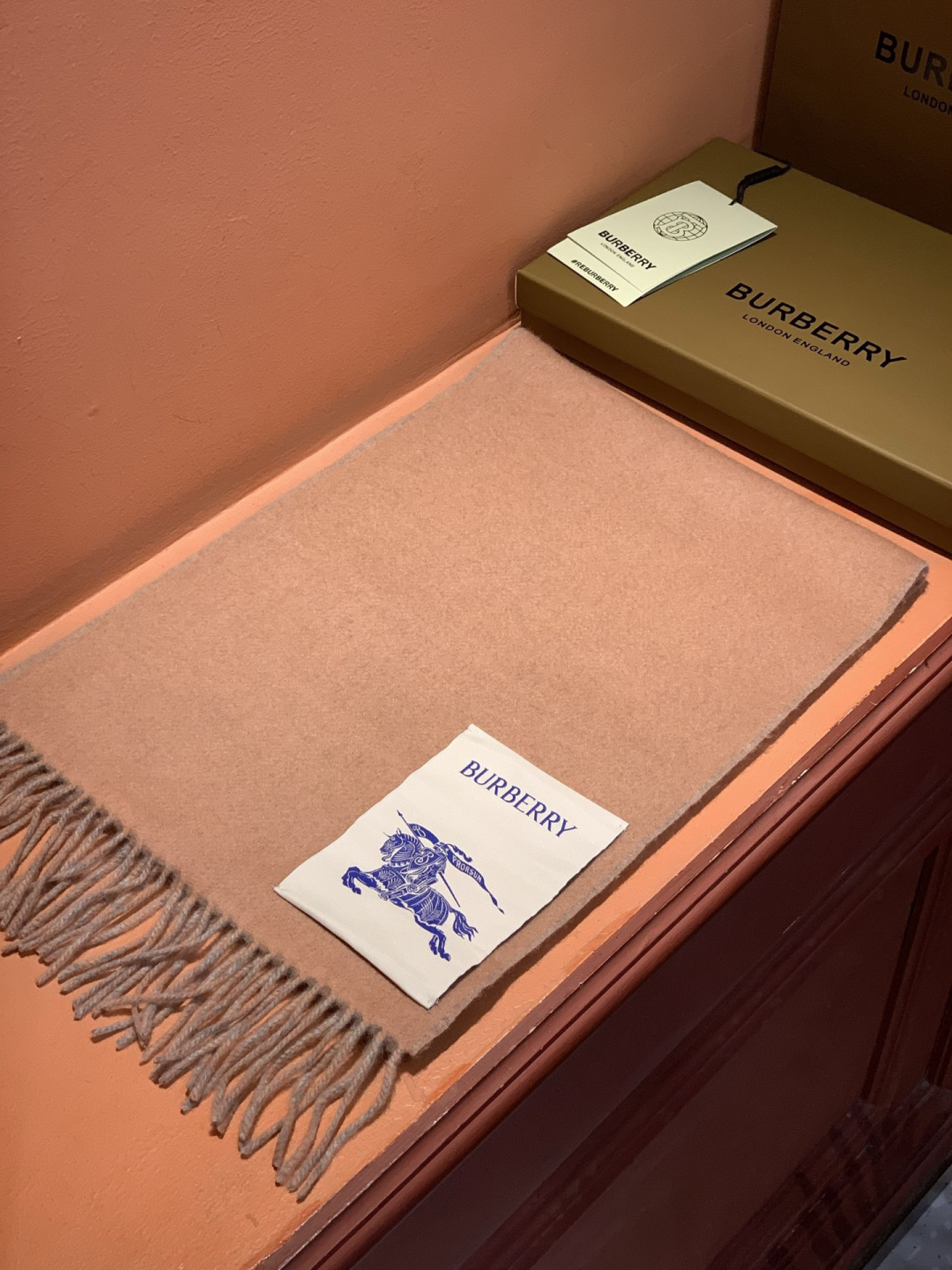 ✨✨太美了😍巴宝莉 情侣款 美到要尖叫😱专柜最新款🎊英伦欧美范儿 又是一款即时尚又实用的大围巾&长巾，🎆