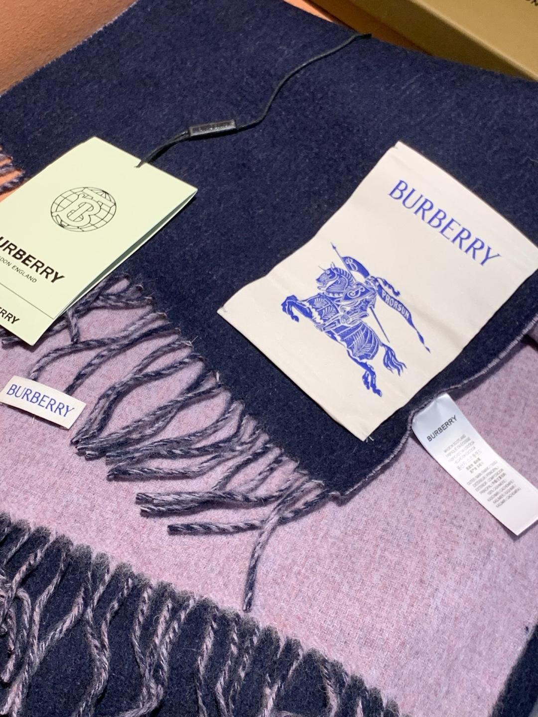 ✨✨太美了😍巴宝莉 情侣款 美到要尖叫😱专柜最新款🎊英伦欧美范儿 又是一款即时尚又实用的大围巾&长巾，🎆