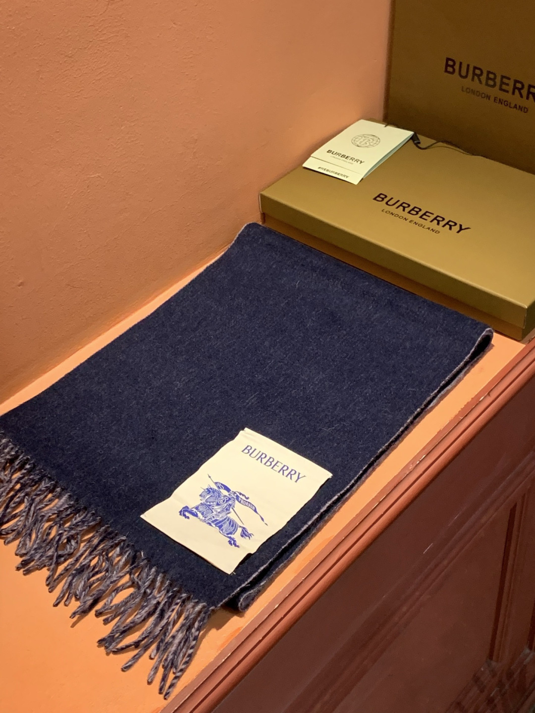 ✨✨太美了😍巴宝莉 情侣款 美到要尖叫😱专柜最新款🎊英伦欧美范儿 又是一款即时尚又实用的大围巾&长巾，🎆