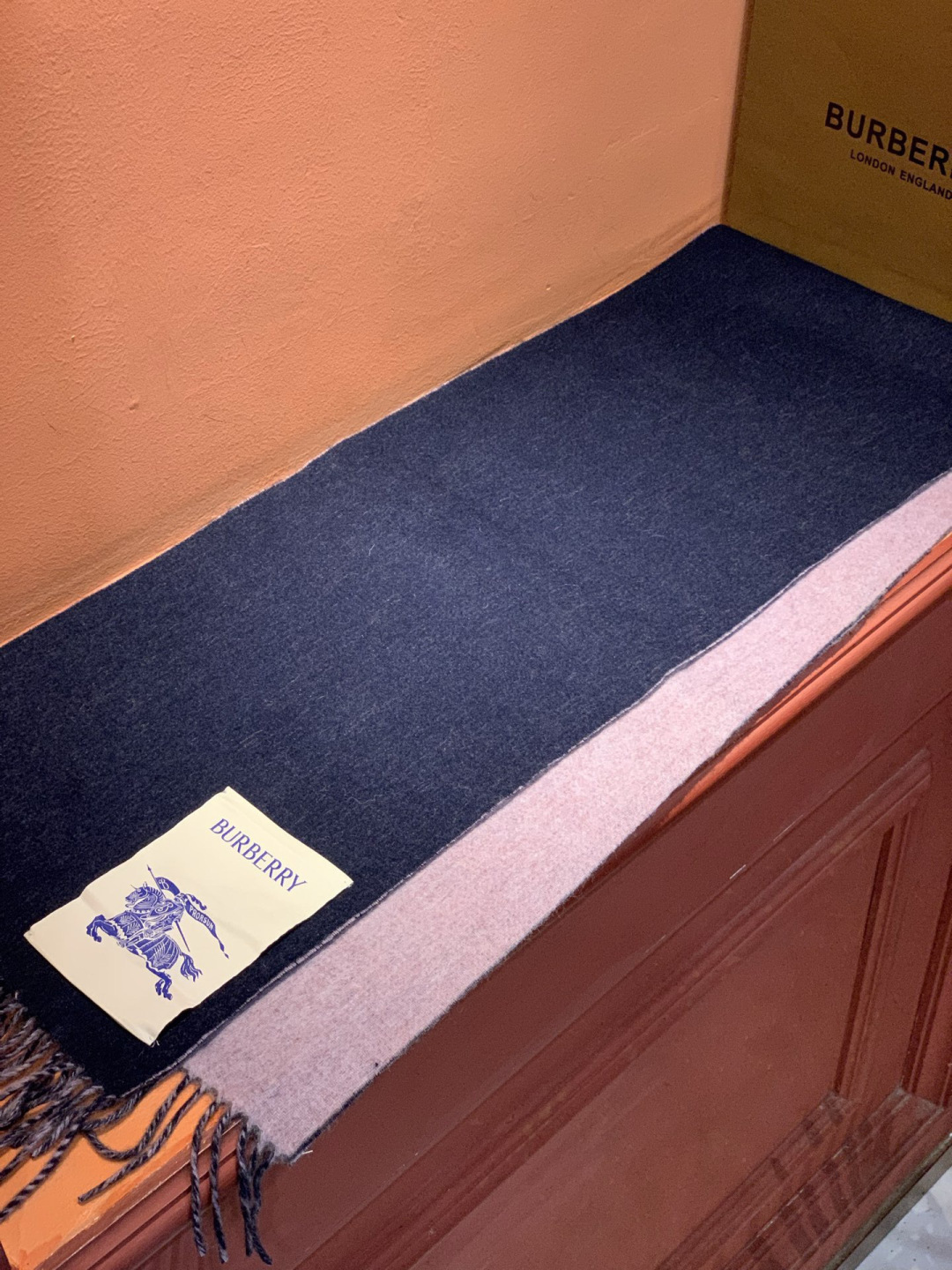 ✨✨太美了😍巴宝莉 情侣款 美到要尖叫😱专柜最新款🎊英伦欧美范儿 又是一款即时尚又实用的大围巾&长巾，🎆