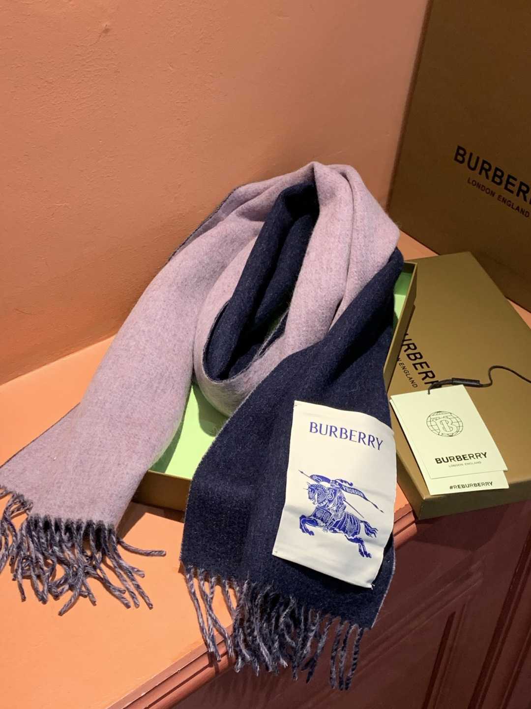 ✨✨太美了😍巴宝莉 情侣款 美到要尖叫😱专柜最新款🎊英伦欧美范儿 又是一款即时尚又实用的大围巾&长巾，🎆