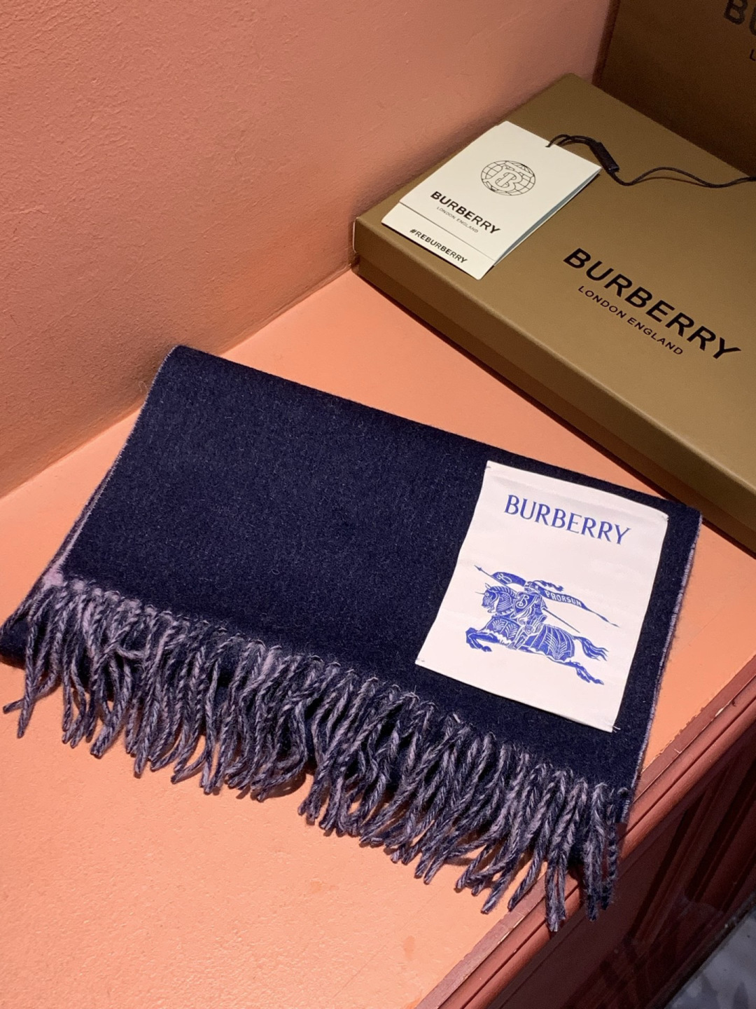 ✨✨太美了😍巴宝莉 情侣款 美到要尖叫😱专柜最新款🎊英伦欧美范儿 又是一款即时尚又实用的大围巾&长巾，🎆