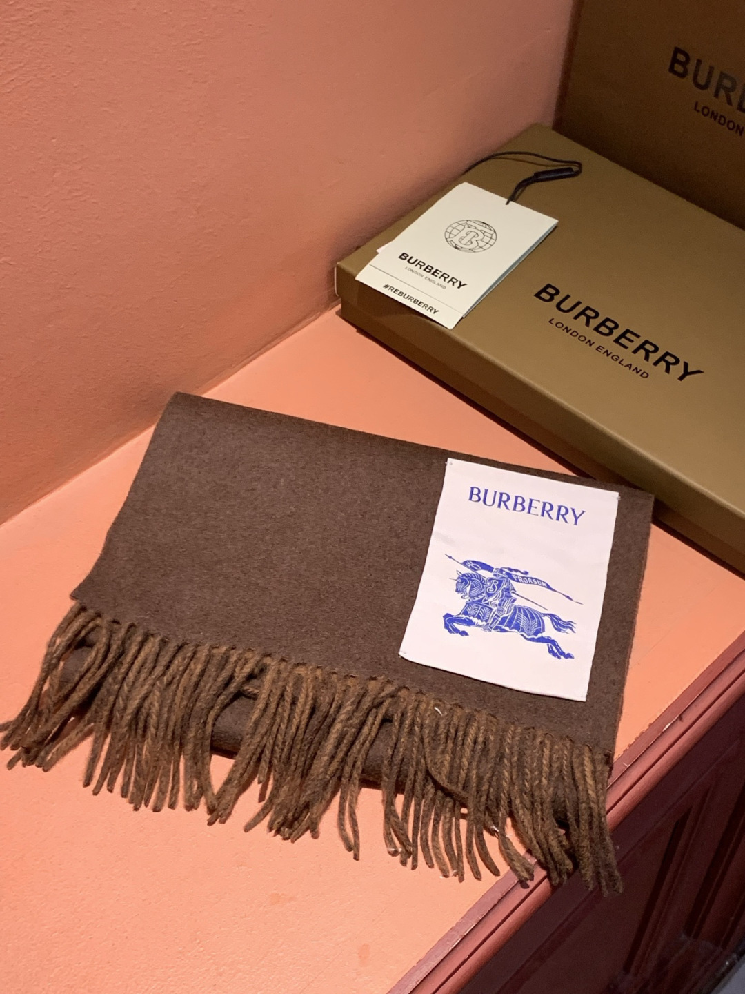 ✨✨太美了😍巴宝莉 情侣款 美到要尖叫😱专柜最新款🎊英伦欧美范儿 又是一款即时尚又实用的大围巾&长巾，🎆