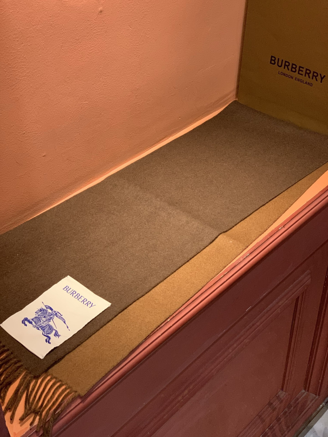 ✨✨太美了😍巴宝莉 情侣款 美到要尖叫😱专柜最新款🎊英伦欧美范儿 又是一款即时尚又实用的大围巾&长巾，🎆