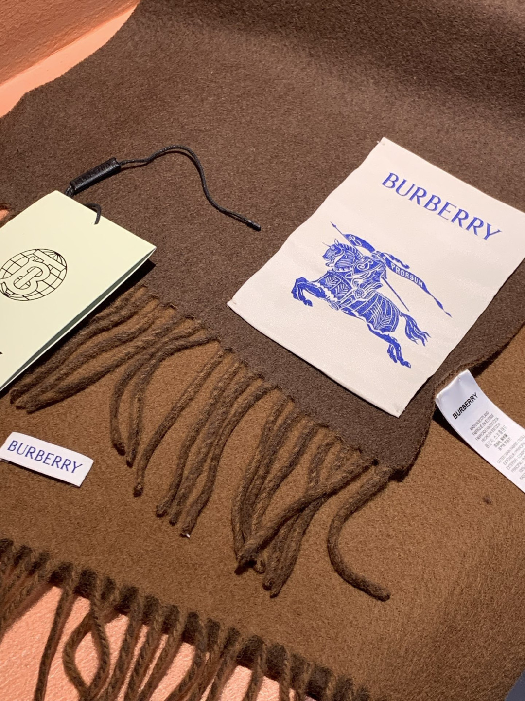 ✨✨太美了😍巴宝莉 情侣款 美到要尖叫😱专柜最新款🎊英伦欧美范儿 又是一款即时尚又实用的大围巾&长巾，🎆