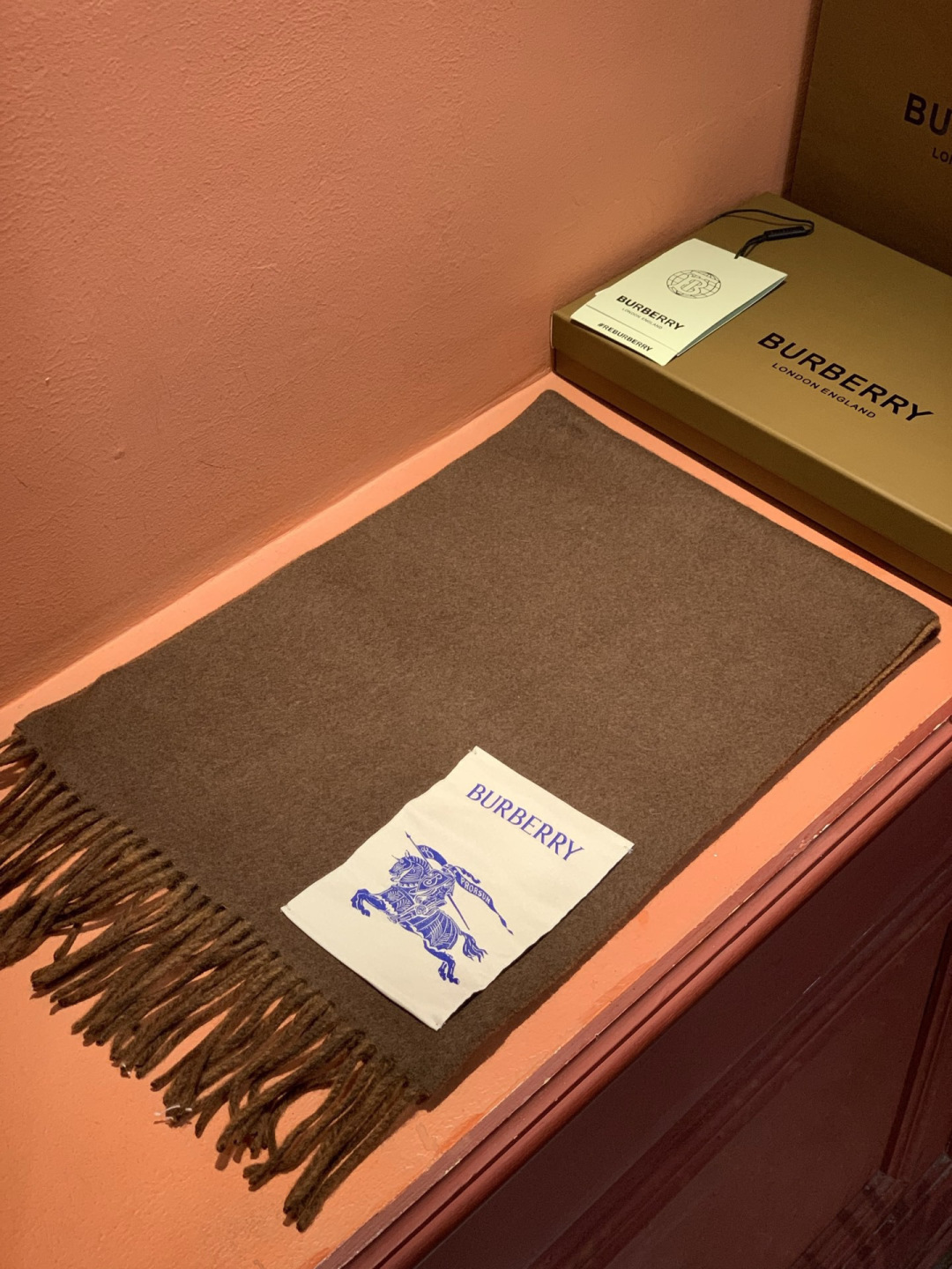 ✨✨太美了😍巴宝莉 情侣款 美到要尖叫😱专柜最新款🎊英伦欧美范儿 又是一款即时尚又实用的大围巾&长巾，🎆