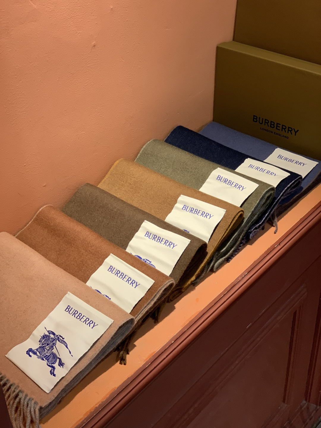 ✨✨太美了😍巴宝莉 情侣款 美到要尖叫😱专柜最新款🎊英伦欧美范儿 又是一款即时尚又实用的大围巾&长巾，🎆