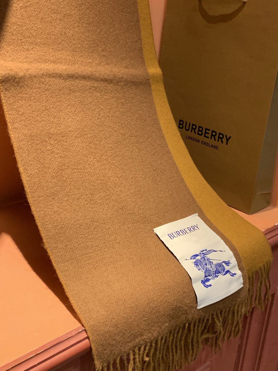 ✨✨太美了😍巴宝莉 情侣款 美到要尖叫😱专柜最新款🎊英伦欧美范儿 又是一款即时尚又实用的大围巾&长巾，🎆