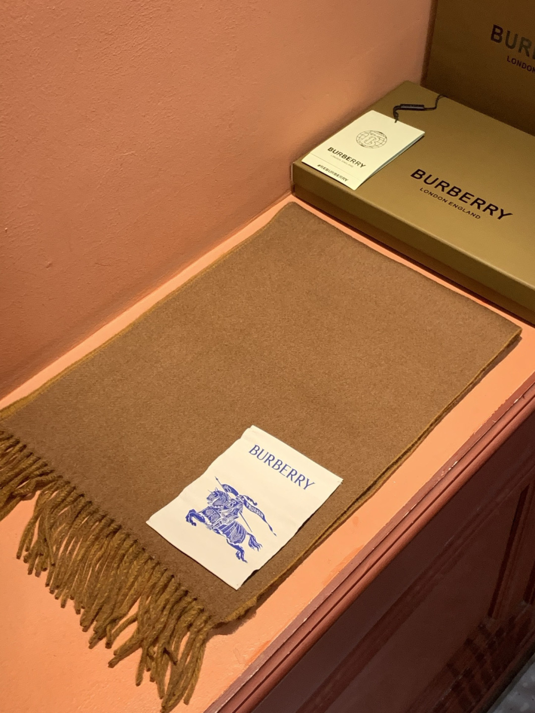 ✨✨太美了😍巴宝莉 情侣款 美到要尖叫😱专柜最新款🎊英伦欧美范儿 又是一款即时尚又实用的大围巾&长巾，🎆