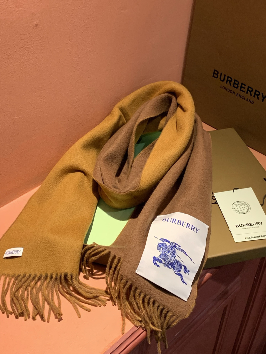 ✨✨太美了😍巴宝莉 情侣款 美到要尖叫😱专柜最新款🎊英伦欧美范儿 又是一款即时尚又实用的大围巾&长巾，🎆