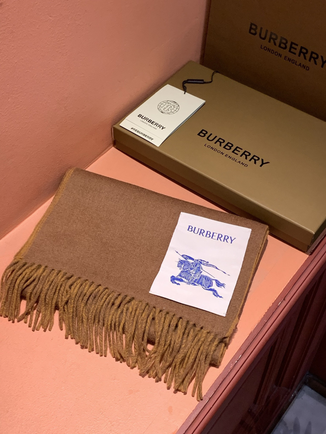 ✨✨太美了😍巴宝莉 情侣款 美到要尖叫😱专柜最新款🎊英伦欧美范儿 又是一款即时尚又实用的大围巾&长巾，🎆