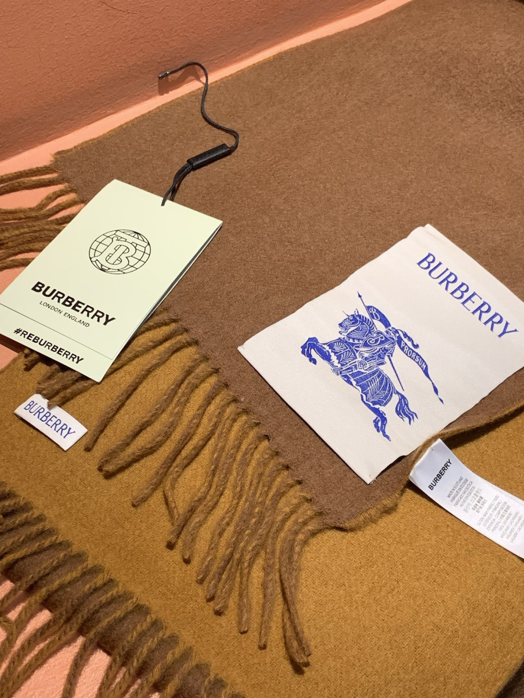 ✨✨太美了😍巴宝莉 情侣款 美到要尖叫😱专柜最新款🎊英伦欧美范儿 又是一款即时尚又实用的大围巾&长巾，🎆