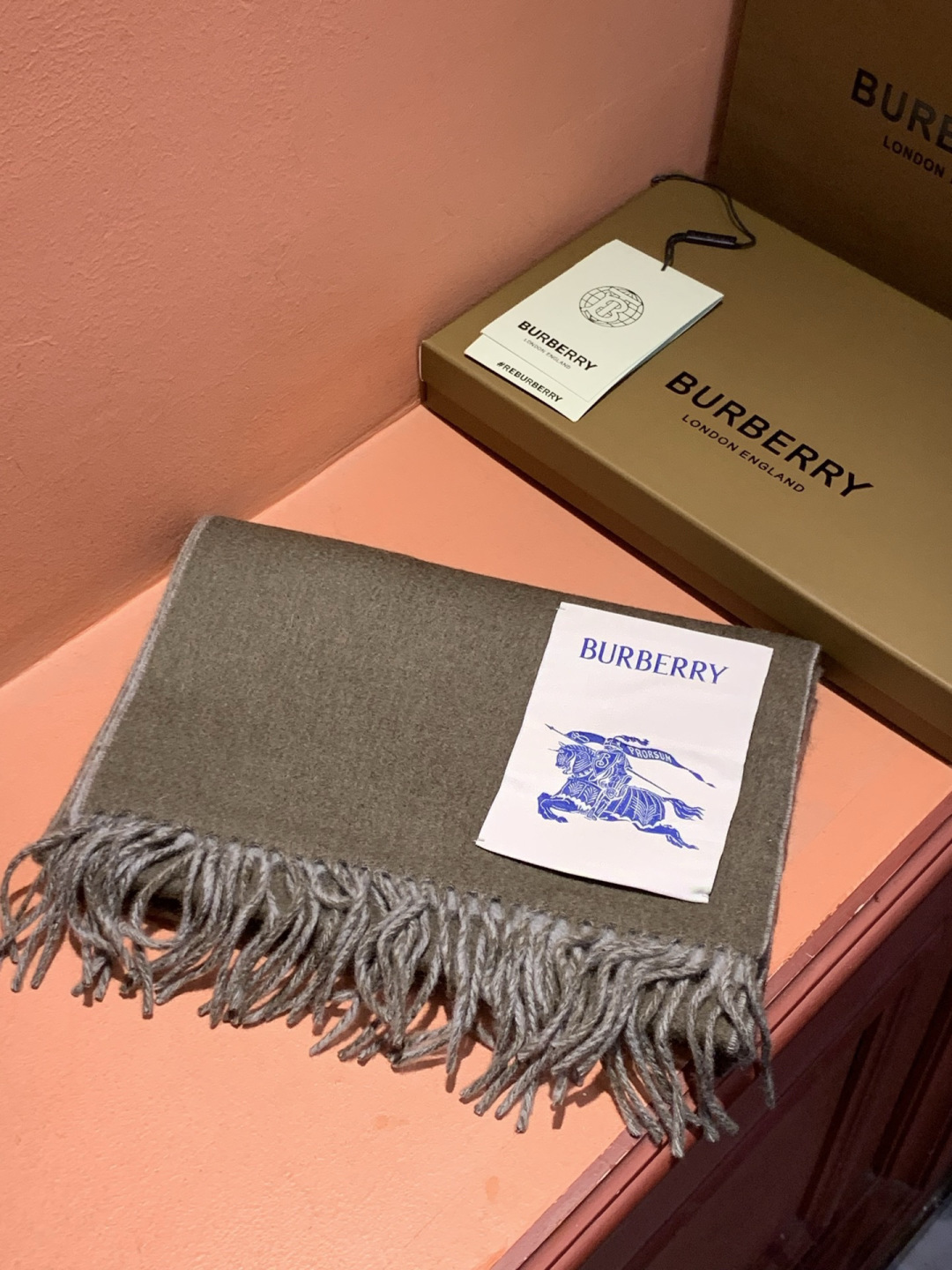 ✨✨太美了😍巴宝莉 情侣款 美到要尖叫😱专柜最新款🎊英伦欧美范儿 又是一款即时尚又实用的大围巾&长巾，🎆