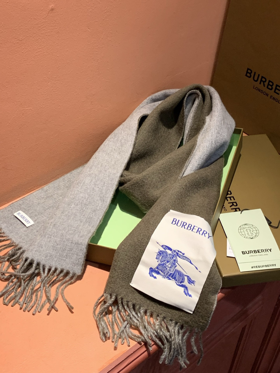 ✨✨太美了😍巴宝莉 情侣款 美到要尖叫😱专柜最新款🎊英伦欧美范儿 又是一款即时尚又实用的大围巾&长巾，🎆