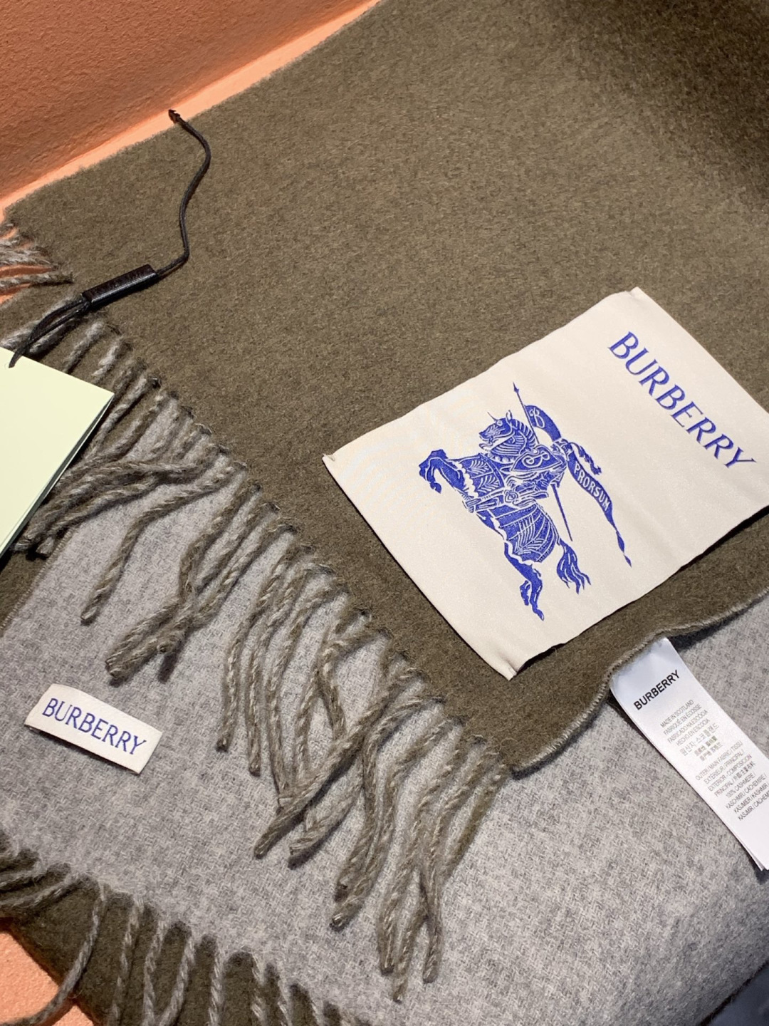 ✨✨太美了😍巴宝莉 情侣款 美到要尖叫😱专柜最新款🎊英伦欧美范儿 又是一款即时尚又实用的大围巾&长巾，🎆