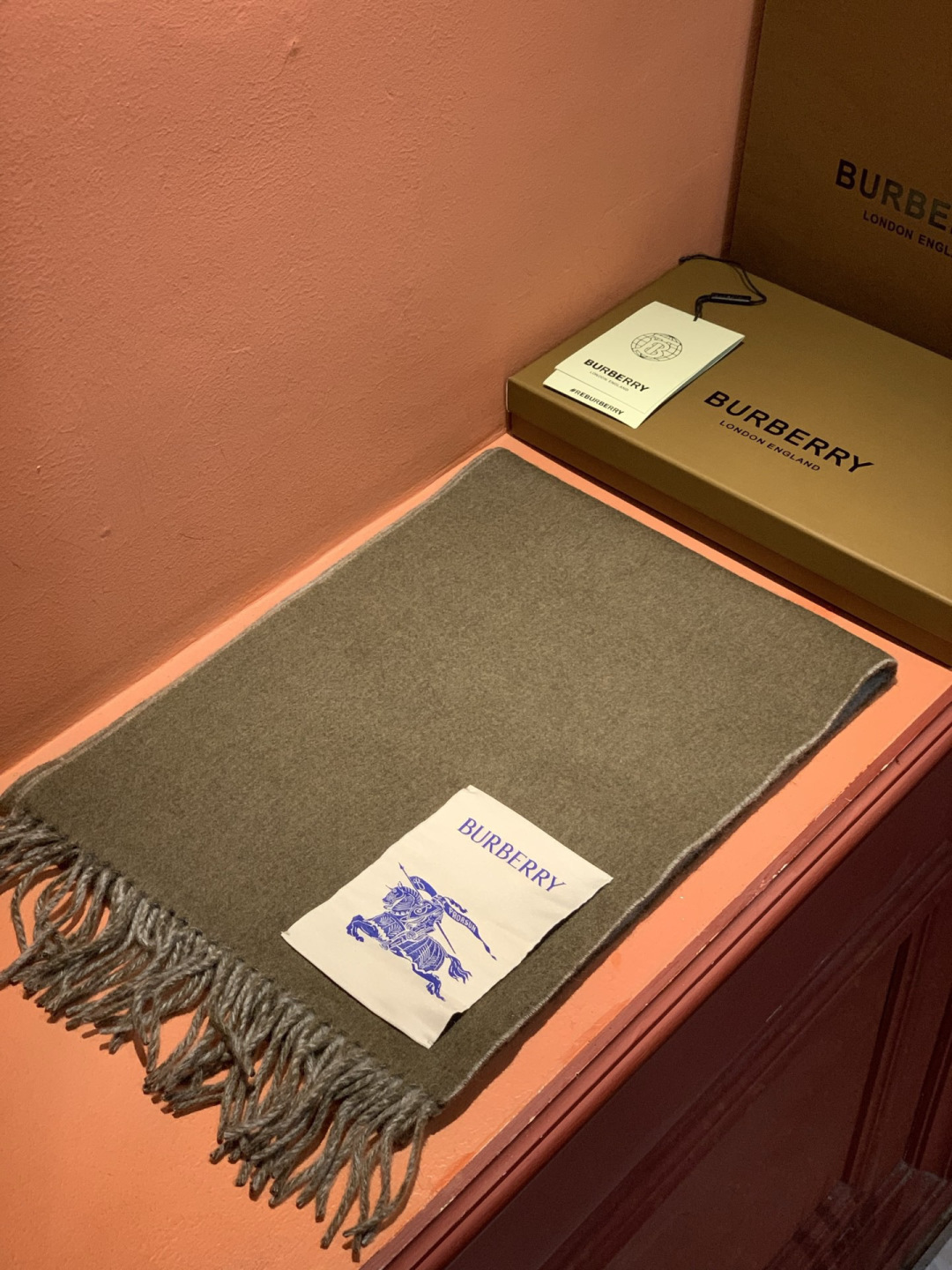 ✨✨太美了😍巴宝莉 情侣款 美到要尖叫😱专柜最新款🎊英伦欧美范儿 又是一款即时尚又实用的大围巾&长巾，🎆