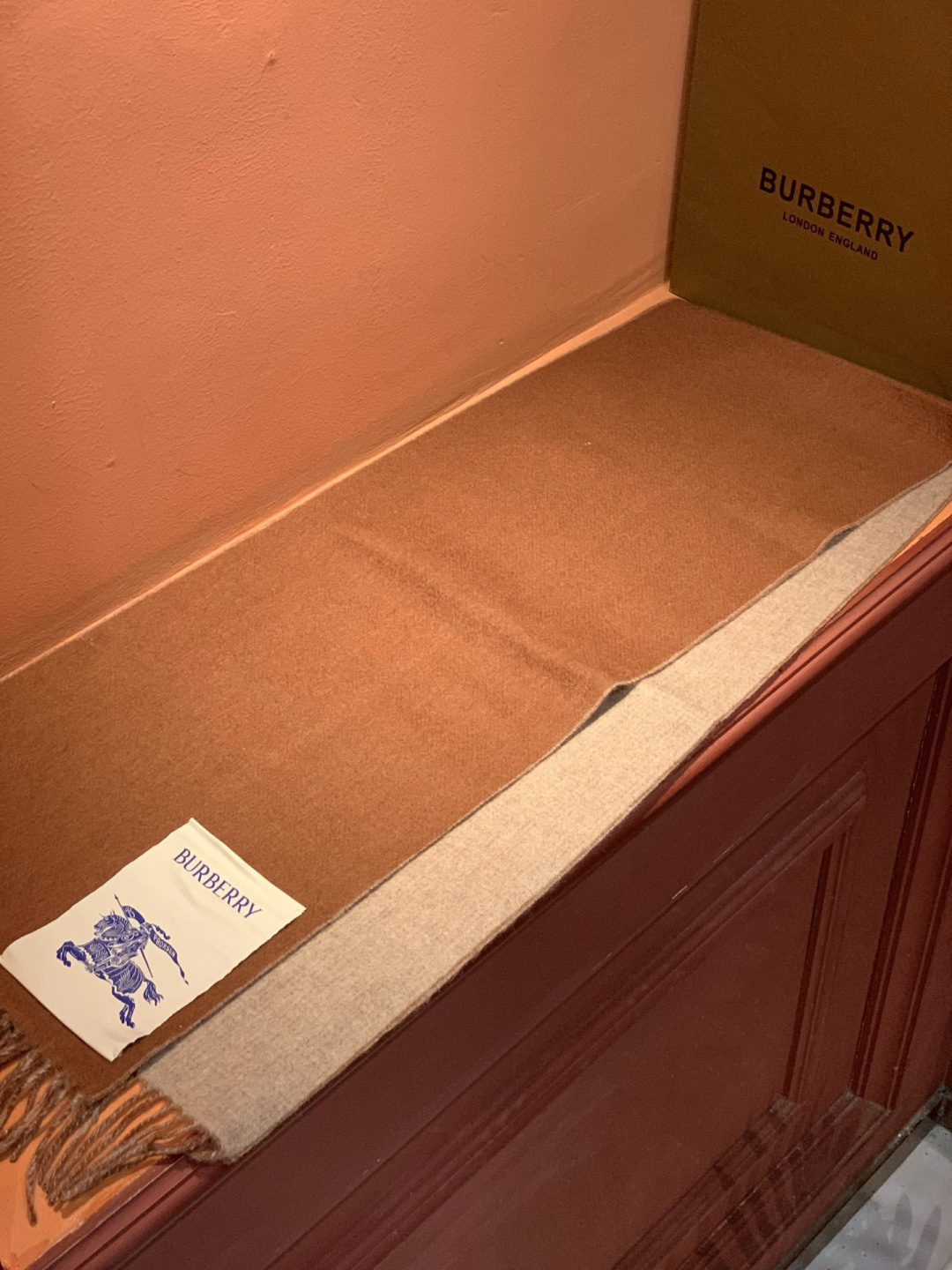 ✨✨太美了😍巴宝莉 情侣款 美到要尖叫😱专柜最新款🎊英伦欧美范儿 又是一款即时尚又实用的大围巾&长巾，🎆