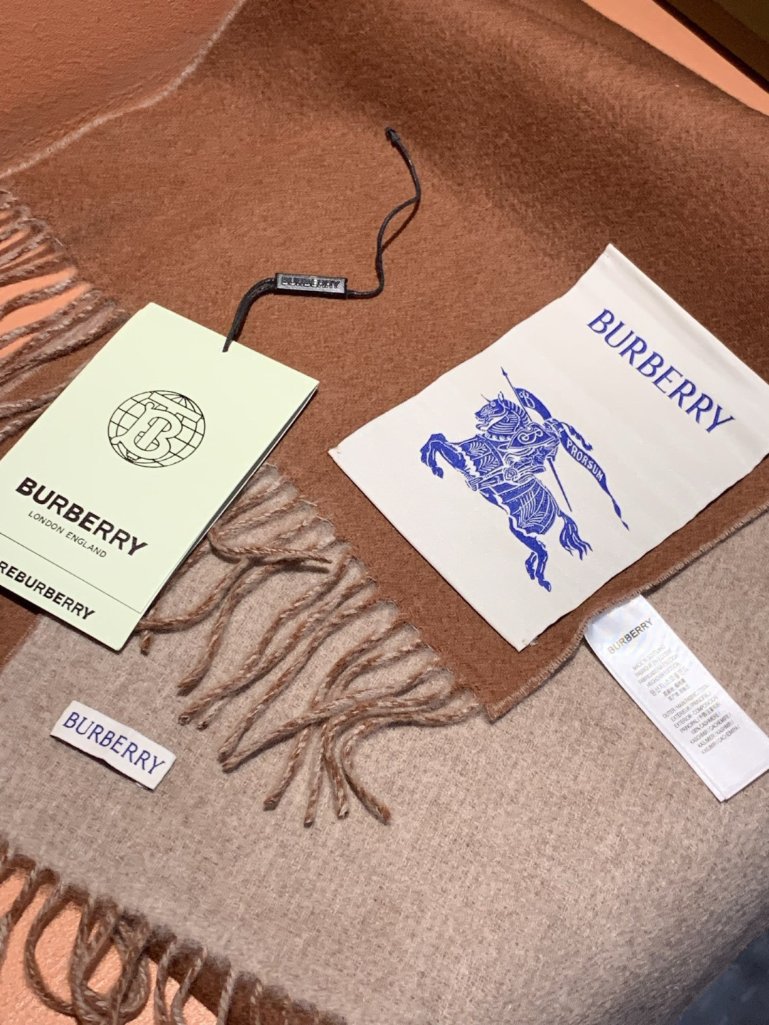 ✨✨太美了😍巴宝莉 情侣款 美到要尖叫😱专柜最新款🎊英伦欧美范儿 又是一款即时尚又实用的大围巾&长巾，🎆