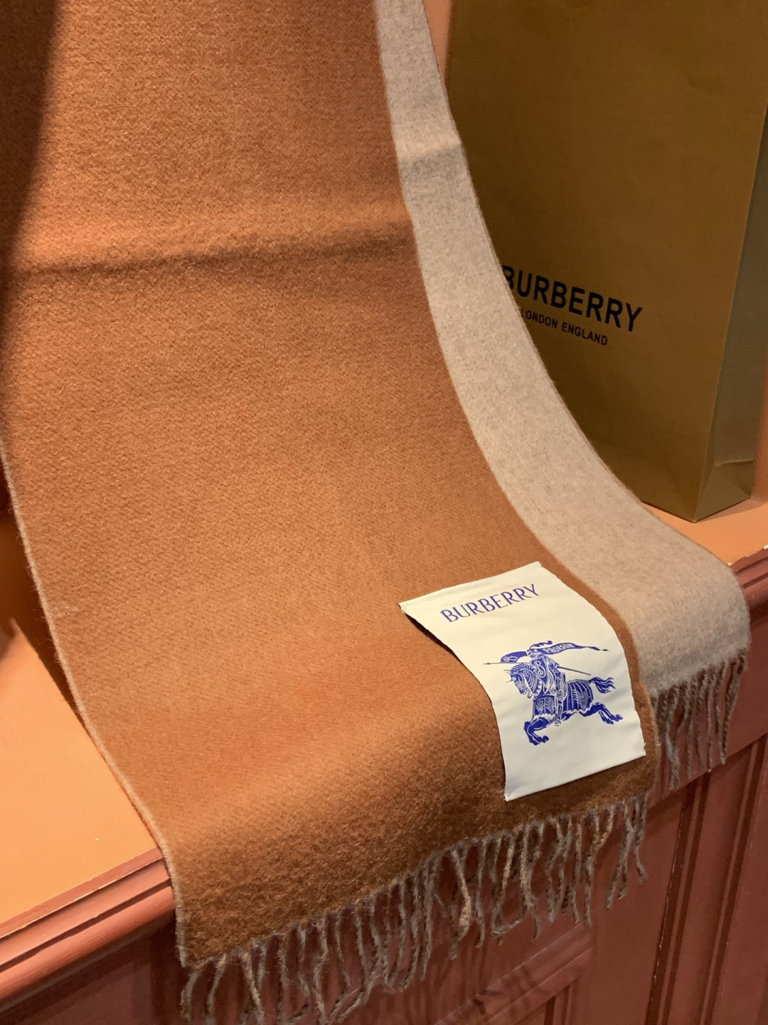 ✨✨太美了😍巴宝莉 情侣款 美到要尖叫😱专柜最新款🎊英伦欧美范儿 又是一款即时尚又实用的大围巾&长巾，🎆