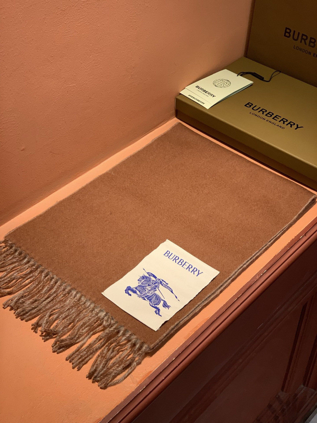 ✨✨太美了😍巴宝莉 情侣款 美到要尖叫😱专柜最新款🎊英伦欧美范儿 又是一款即时尚又实用的大围巾&长巾，🎆