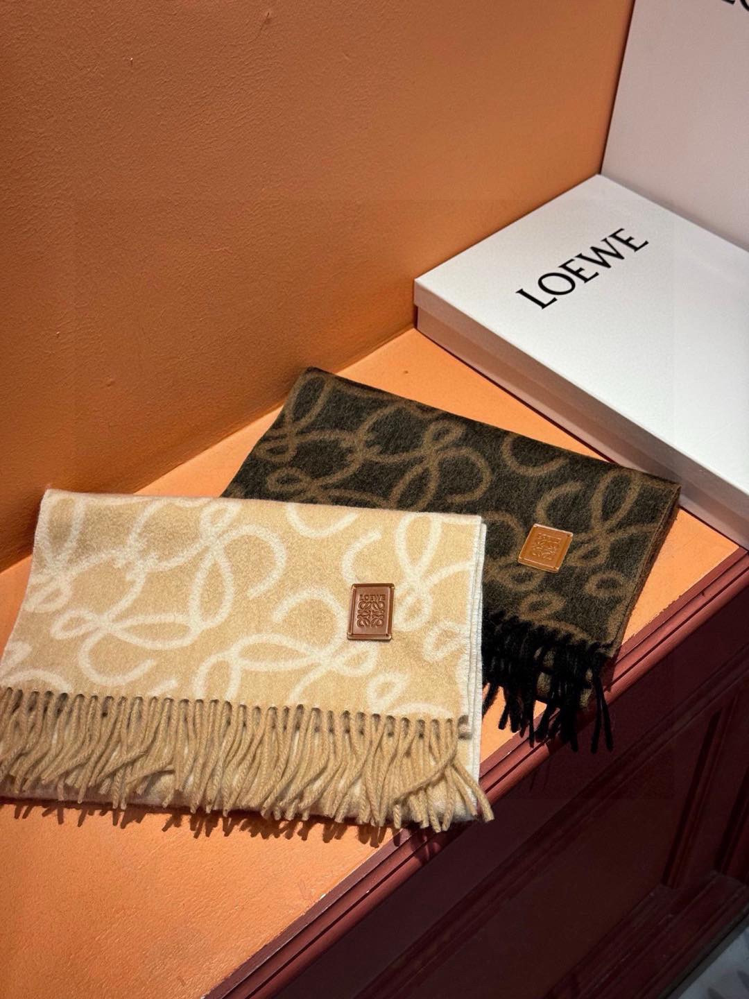 炒鸡火爆💫抢疯了👑罗意威【LW老花双面长巾】很幸运拿到這个品牌的东西，真的不多见，很少在国內做订单，款式