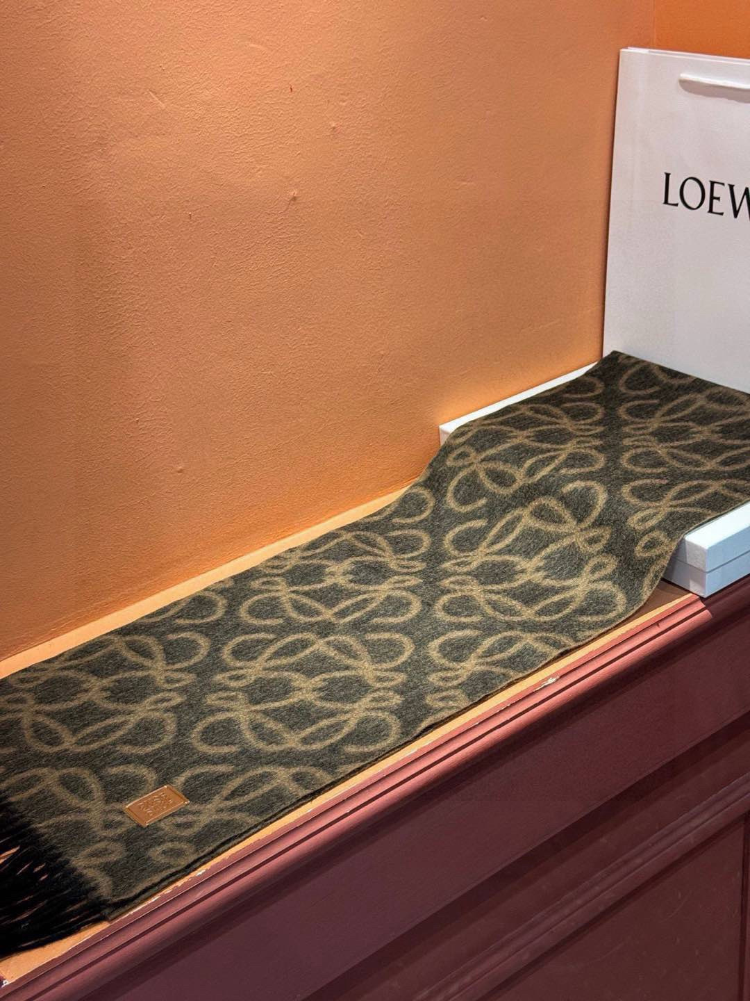 炒鸡火爆💫抢疯了👑罗意威【LW老花双面长巾】很幸运拿到這个品牌的东西，真的不多见，很少在国內做订单，款式