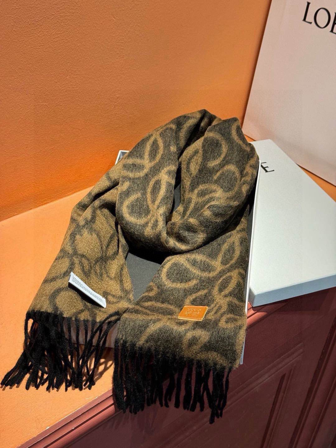 炒鸡火爆💫抢疯了👑罗意威【LW老花双面长巾】很幸运拿到這个品牌的东西，真的不多见，很少在国內做订单，款式