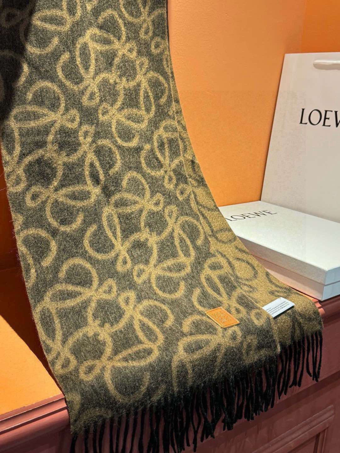 炒鸡火爆💫抢疯了👑罗意威【LW老花双面长巾】很幸运拿到這个品牌的东西，真的不多见，很少在国內做订单，款式