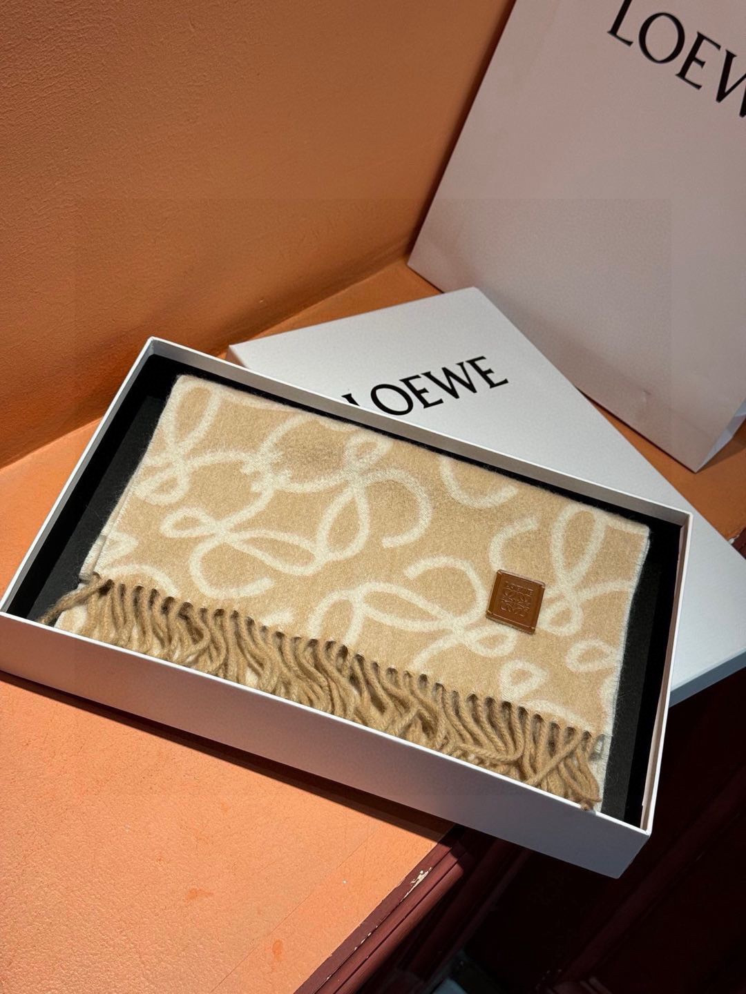 炒鸡火爆💫抢疯了👑罗意威【LW老花双面长巾】很幸运拿到這个品牌的东西，真的不多见，很少在国內做订单，款式