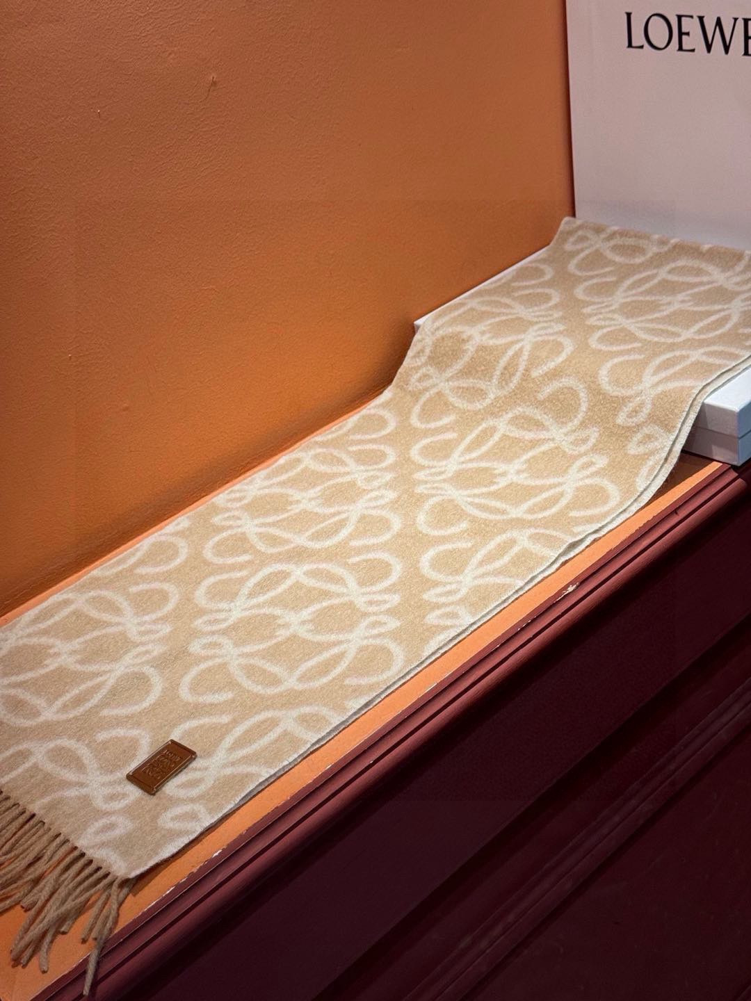 炒鸡火爆💫抢疯了👑罗意威【LW老花双面长巾】很幸运拿到這个品牌的东西，真的不多见，很少在国內做订单，款式