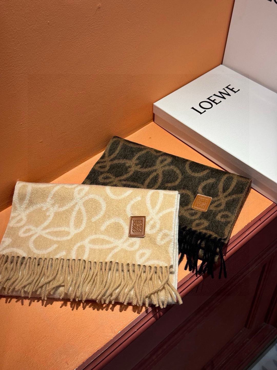 炒鸡火爆💫抢疯了👑罗意威【LW老花双面长巾】很幸运拿到這个品牌的东西，真的不多见，很少在国內做订单，款式