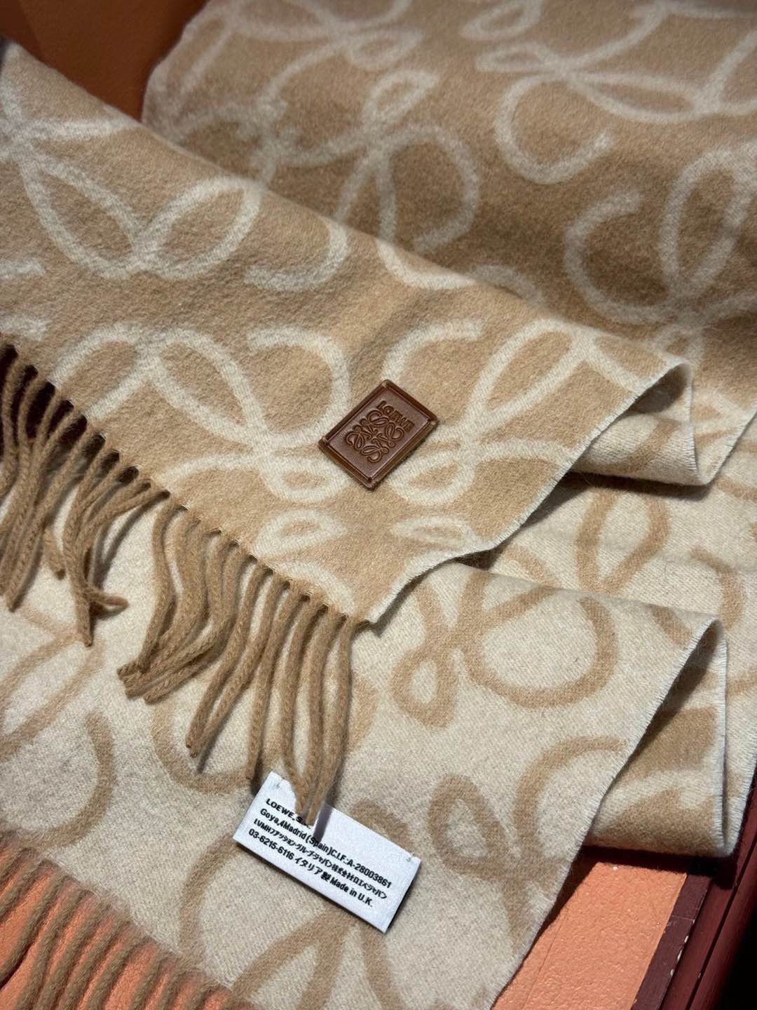 炒鸡火爆💫抢疯了👑罗意威【LW老花双面长巾】很幸运拿到這个品牌的东西，真的不多见，很少在国內做订单，款式