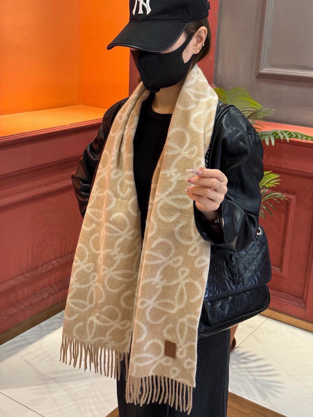 炒鸡火爆💫抢疯了👑罗意威【LW老花双面长巾】很幸运拿到這个品牌的东西，真的不多见，很少在国內做订单，款式