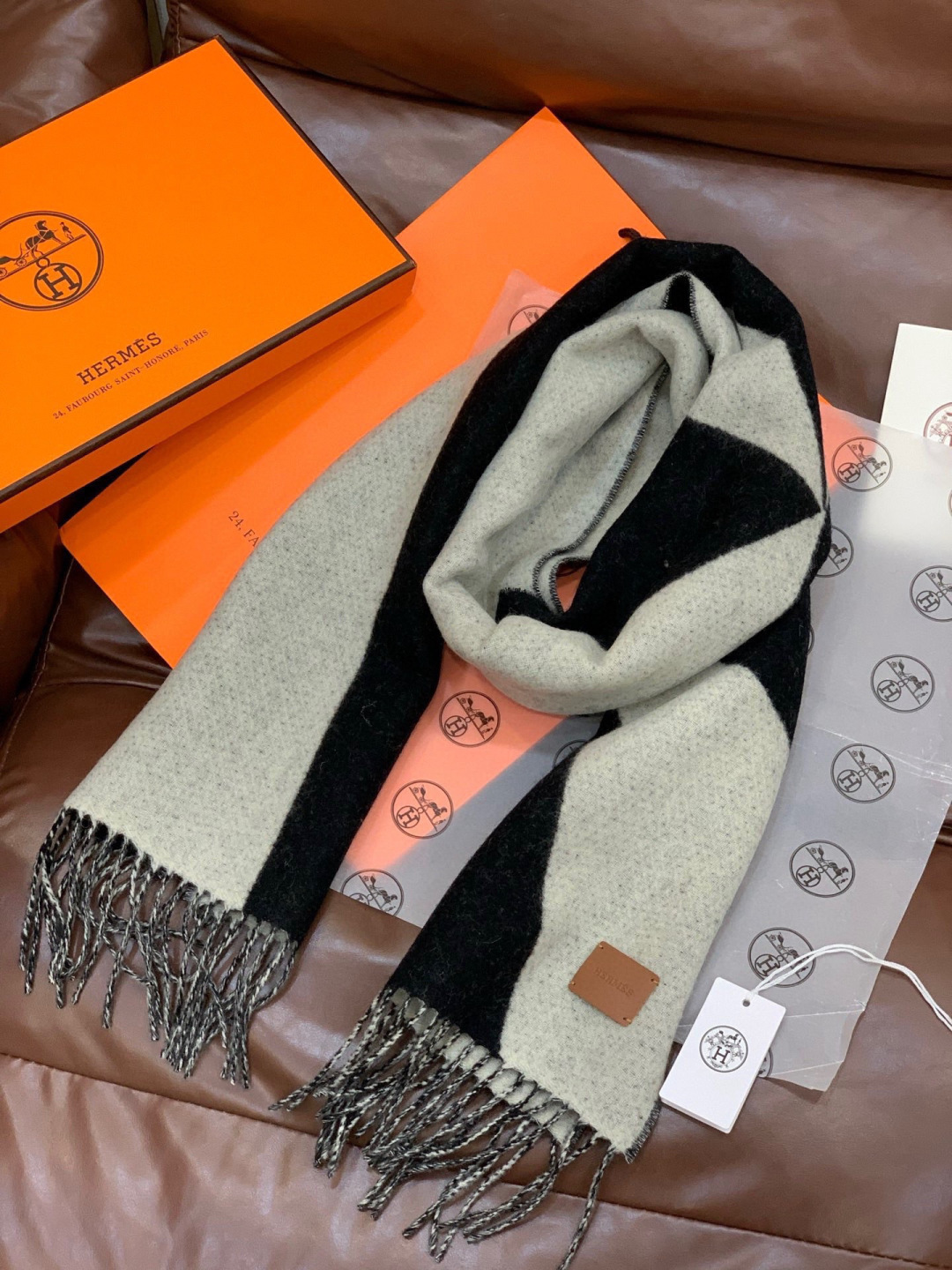 ✨✨太美了😍 爱马仕 情侣款 美到要尖叫😱专柜最新款🎊英伦欧美范儿「多色渐变」又是一款即时尚又实用的大围