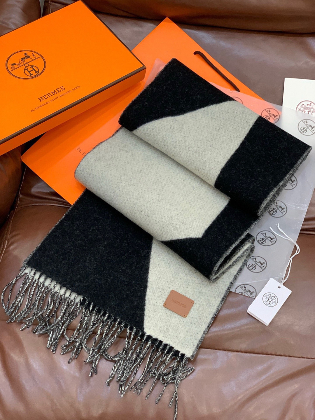 ✨✨太美了😍 爱马仕 情侣款 美到要尖叫😱专柜最新款🎊英伦欧美范儿「多色渐变」又是一款即时尚又实用的大围