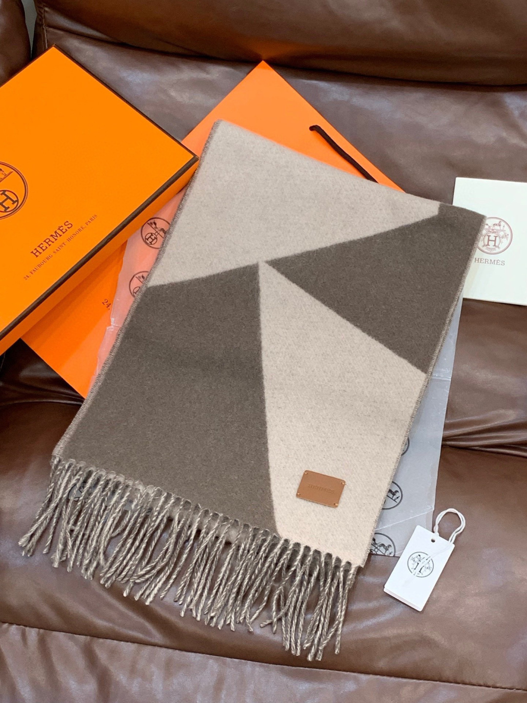 ✨✨太美了😍 爱马仕 情侣款 美到要尖叫😱专柜最新款🎊英伦欧美范儿「多色渐变」又是一款即时尚又实用的大围