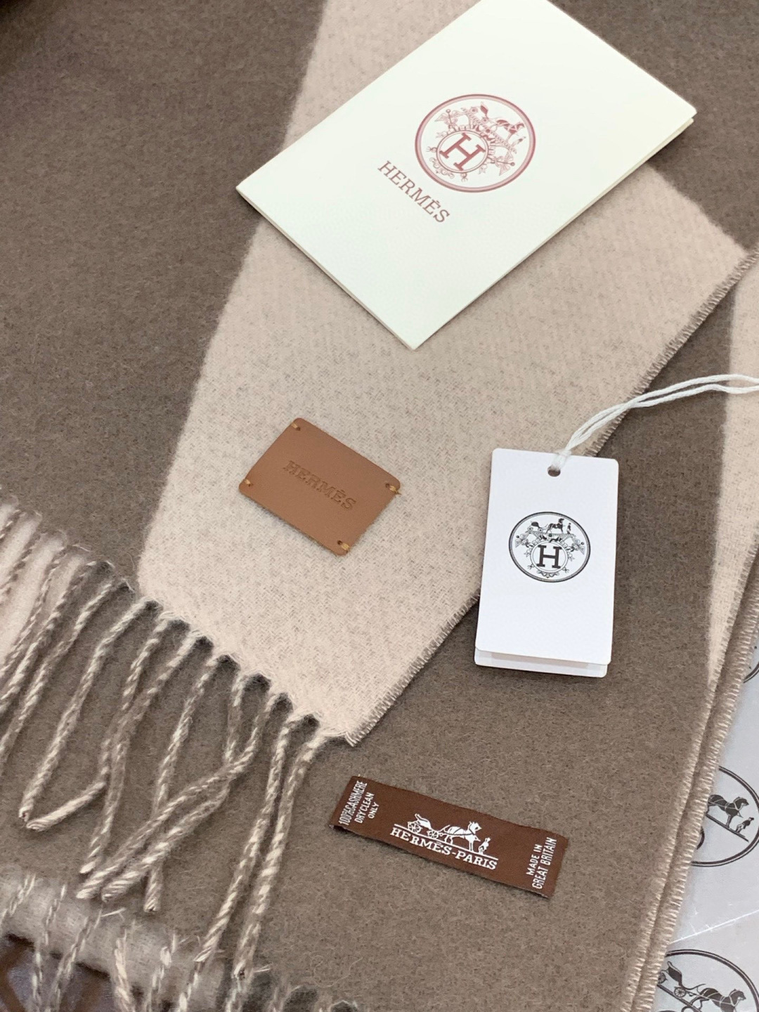 ✨✨太美了😍 爱马仕 情侣款 美到要尖叫😱专柜最新款🎊英伦欧美范儿「多色渐变」又是一款即时尚又实用的大围